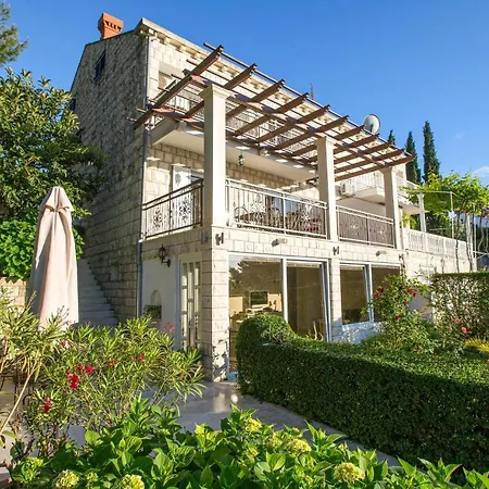 Nice In With Outdoor Swimming Pool And 6 Bedrooms * Cavtat