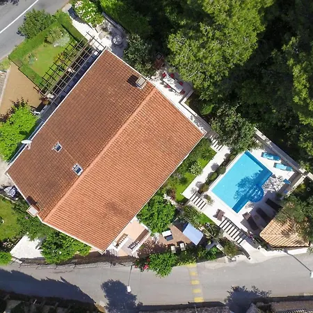 Dom wakacyjny Nice In With Outdoor Swimming Pool And 6 Bedrooms Cavtat