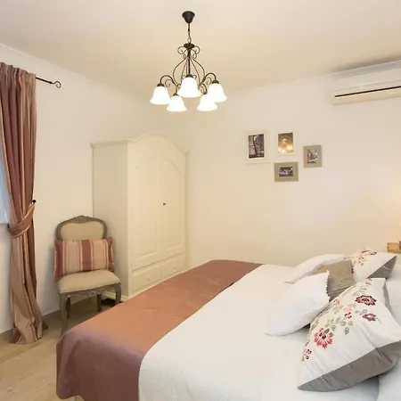 Dom wakacyjny Nice In With Outdoor Swimming Pool And 6 Bedrooms Cavtat