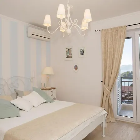 Nice In With Outdoor Swimming Pool And 6 Bedrooms * Cavtat