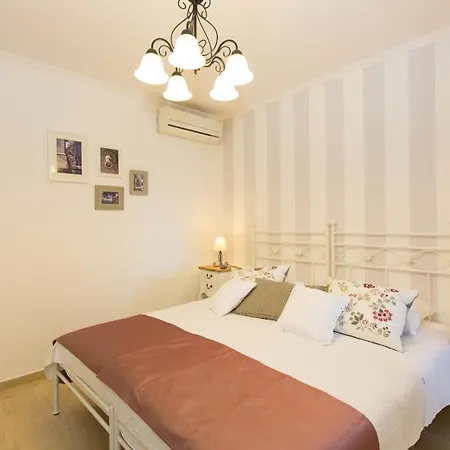 Dom wakacyjny Nice In With Outdoor Swimming Pool And 6 Bedrooms Cavtat