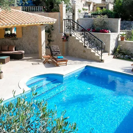 Nice In With Outdoor Swimming Pool And 6 Bedrooms Dom wakacyjny