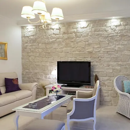 Nice In With Outdoor Swimming Pool And 6 Bedrooms Cavtat