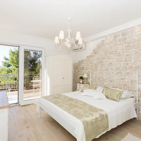 Nice In With Outdoor Swimming Pool And 6 Bedrooms Cavtat