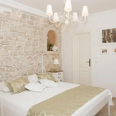 Nice In With Outdoor Swimming Pool And 6 Bedrooms * Cavtat